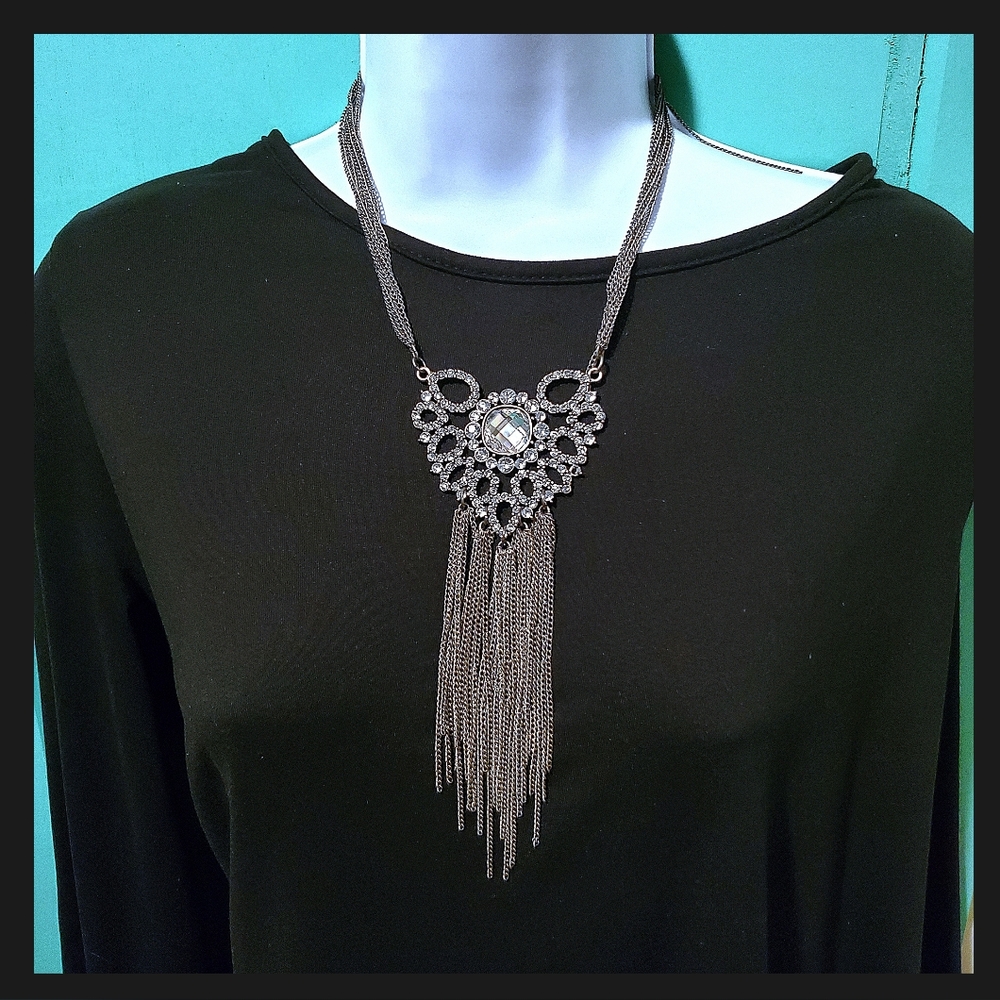 Retro Silvertone and Rhinestone Crystal Necklace.